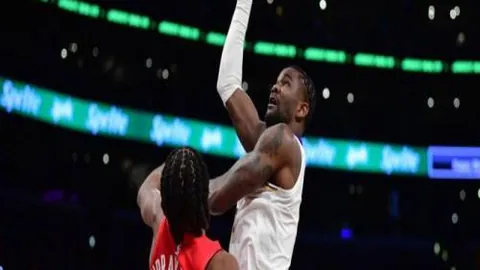 梅西告别迈阿密，孤身乘车背影深沉，少数球迷低声惜别