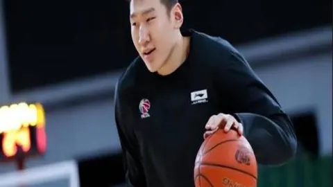 達拉斯獨行俠新秀K湯臣首秀，射術精湛風采迷人！探秘三款時尚穿搭，簡約風格展現輕鬆魅力。